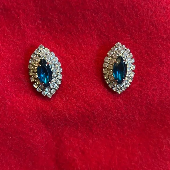 Women’s Beautiful Vintage Pierced DressyButton Bejeweled around Aqua Blue Stone - Picture 1 of 5